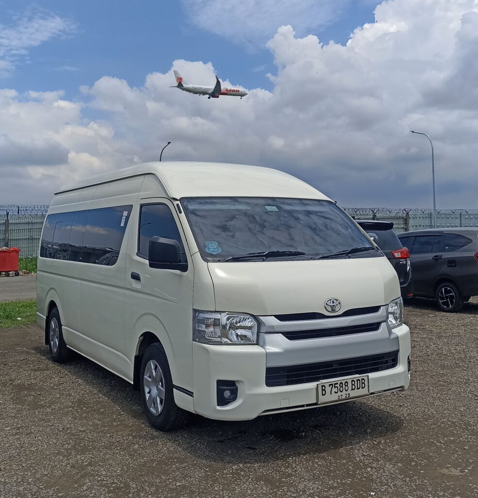 1 Hiace putih